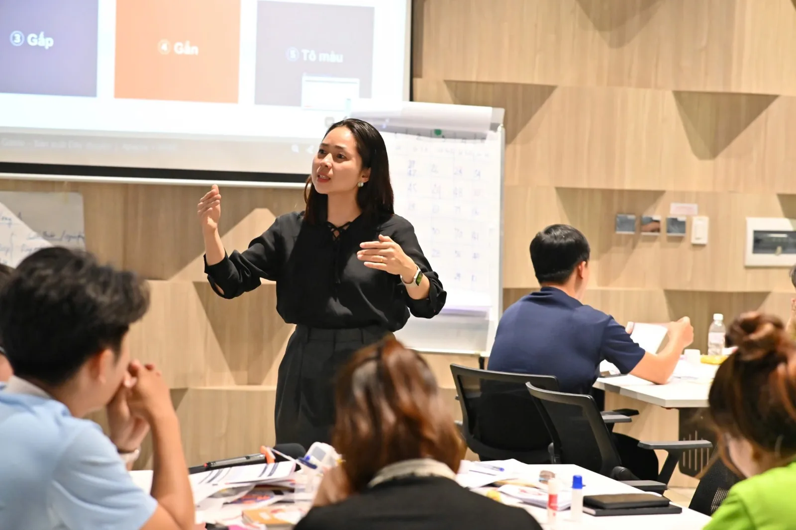 Dẫn dắt trò chơi mô phỏng sản xuất trong chương trình Lean Fundamental & Kaizen Mindset tại Apache Footwear