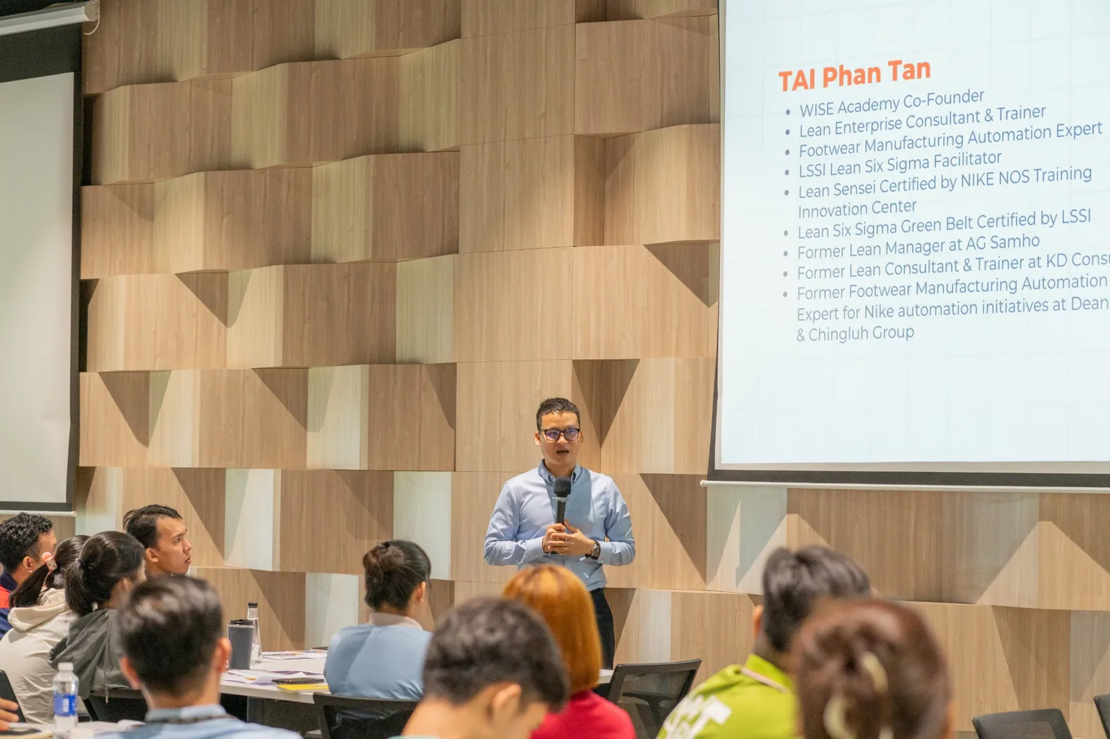 Phan Tấn Tài giới thiệu chương trình đào tạo Lean cho đội ngũ Apache Footwear